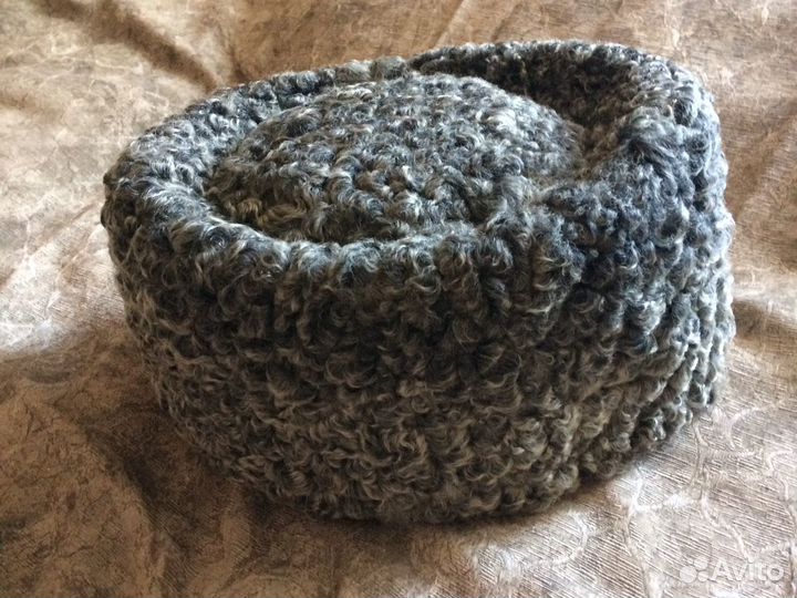 Шляпки женские и шапка из каракуля