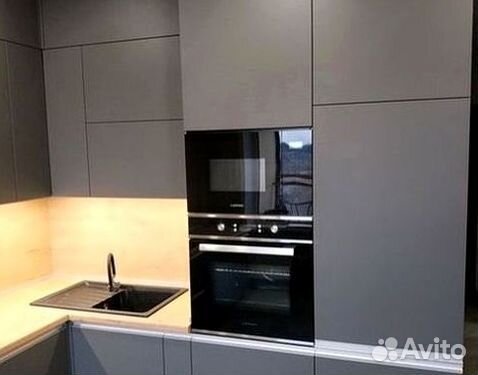 Угловой кухонный гарнитур современный