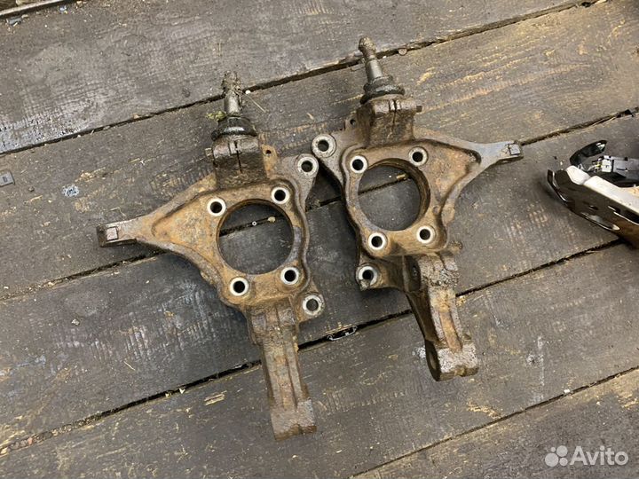 Subaru Tribeca цапфа поворотный кулак передний