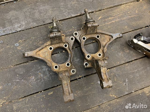 Subaru Tribeca цапфа поворотный кулак передний