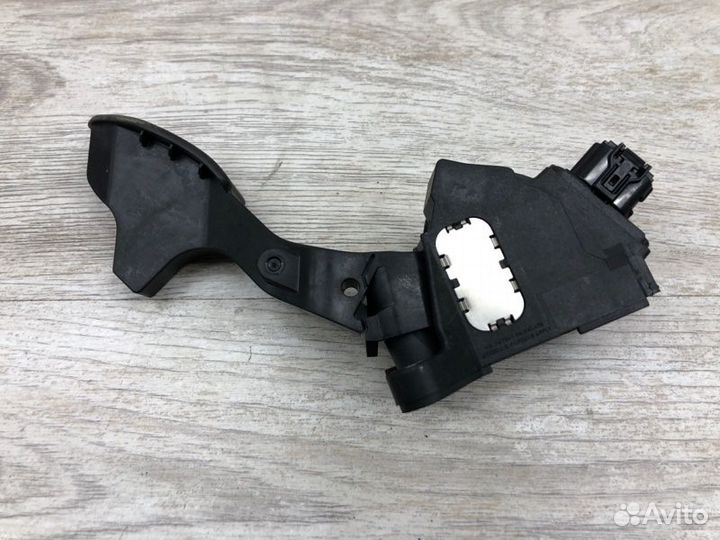 Педаль газа Toyota Yaris Hibrid хэтчбек 2016