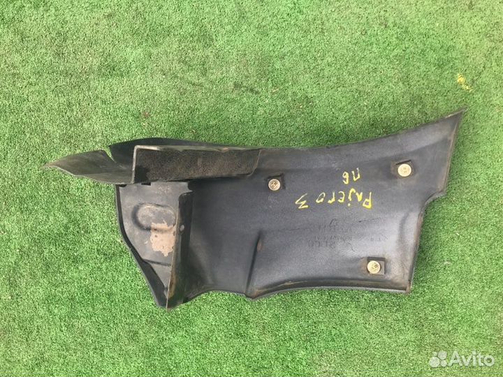 Брызговик передний правый Mitsubishi Pajero 3