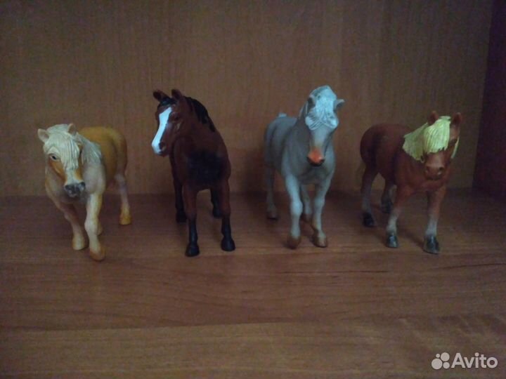 Фигурки лошадей