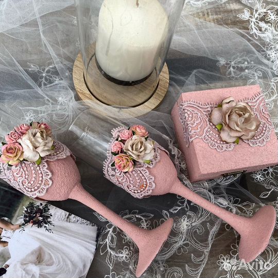 Свадебные бокалы и коробочка для колец