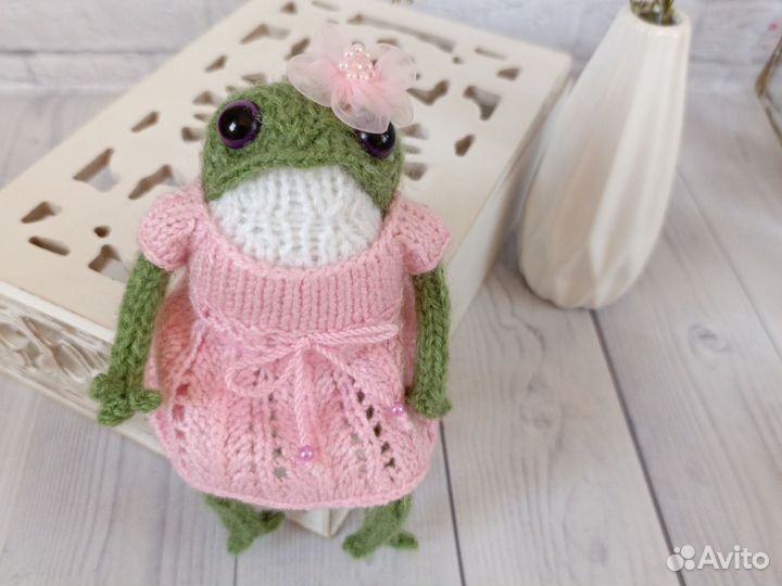 Лягушка из Pinterest вязаная в одежде