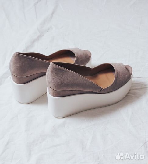 Босоножки на танкетке новые