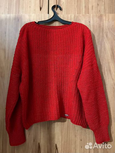 Красный свитер