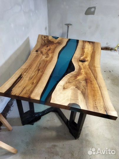 Стол река из массива и эпоксидной смолы
