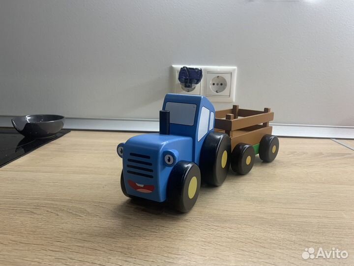Синий трактор деревянный