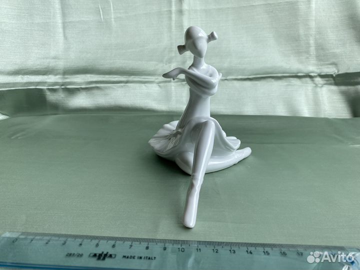 Фарфоровая статуэтка Балерина сидящая