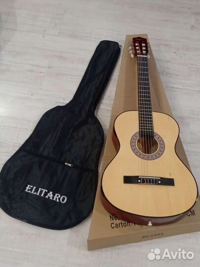 Новая гитара с чехлом, каподастр, струны