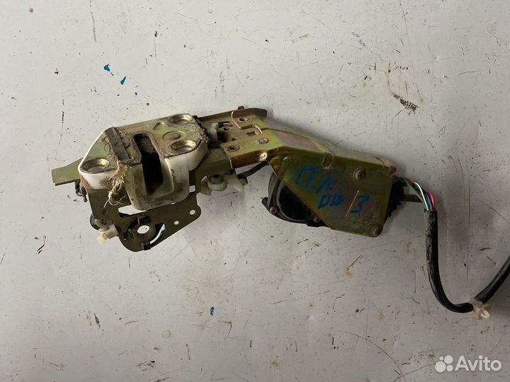 Замок водительской двери mazda demio dw5w