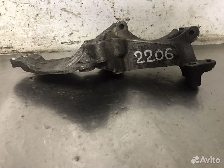 Кронштейн генератора/компрессора K4M Renault