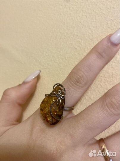Серебряное кольцо с янтарем