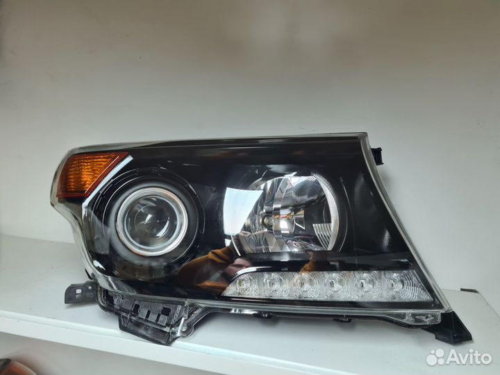 Фара правая оригинал Toyota Land cruiser 200