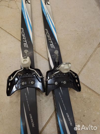 Детские лыжи с палками и ботинками