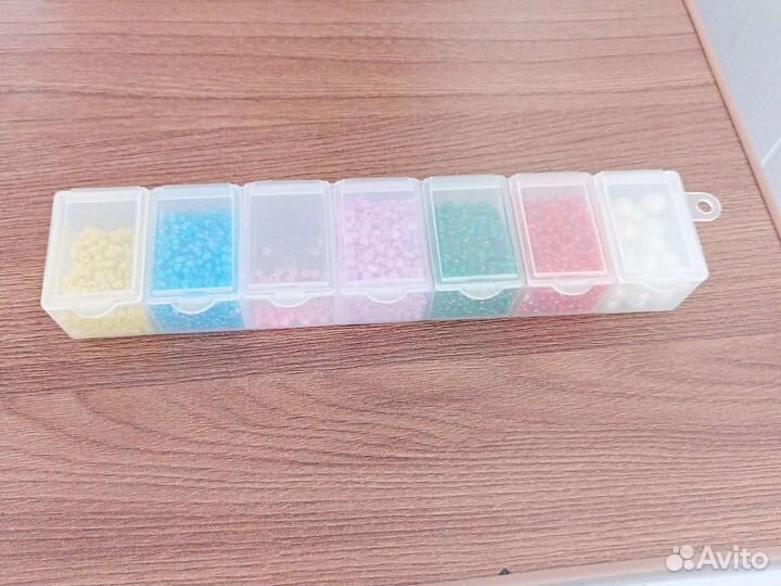 Бисер в контейнере