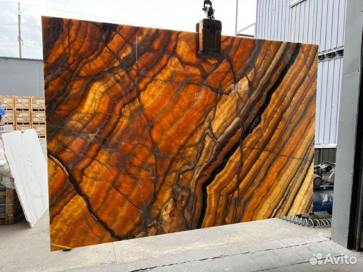 Стол с каменной столешницей. Декор на стену. Оникс