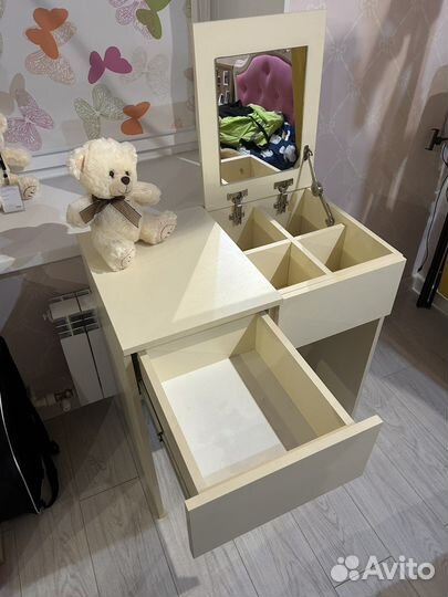 Туалетный столик с зеркалом