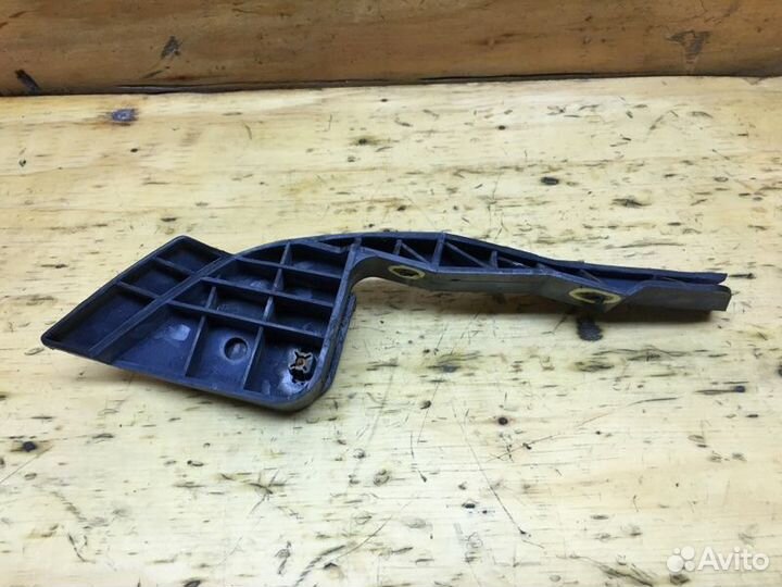 Клипса бампера передняя левая Toyota Nadia ACN10H