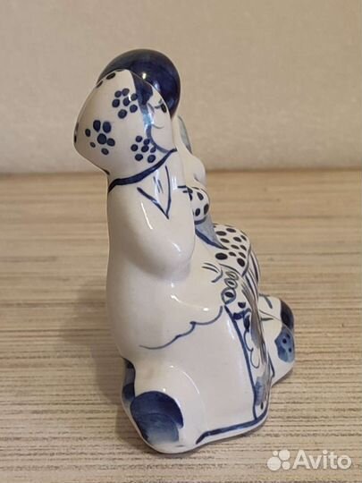 Статуэтка. На лавочке. Парочка. Гжель