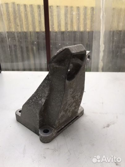 Кронштейн двигателя правый N62 BMW E60 E61