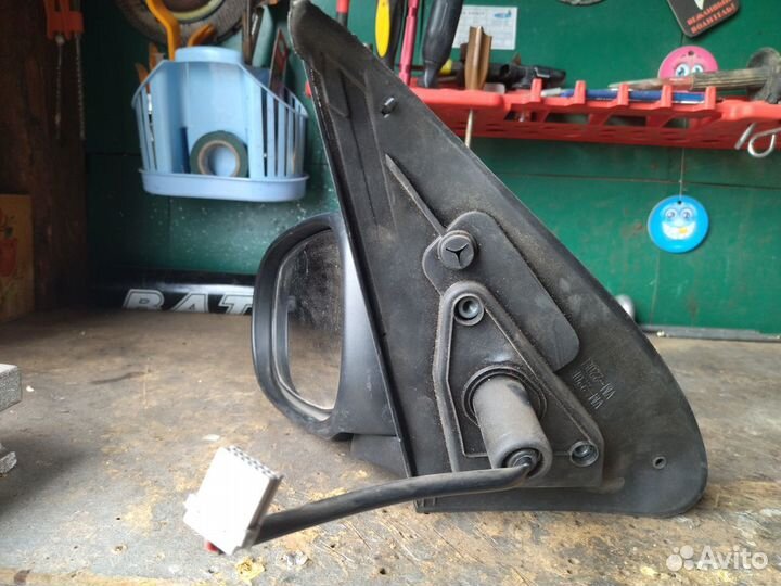 Боковое зеркало