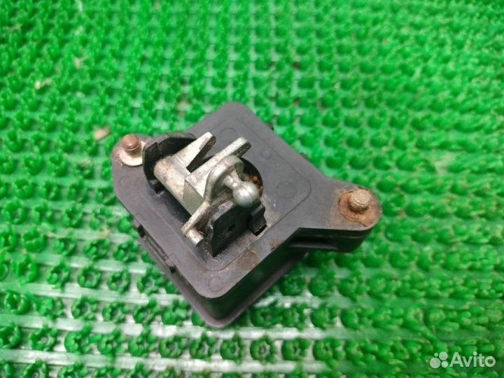 Кнопка открывания багажника задняя левая