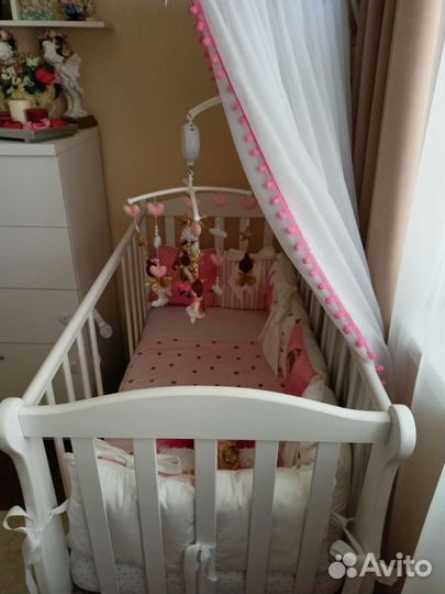 Детская кроватка с маятником и ящиком