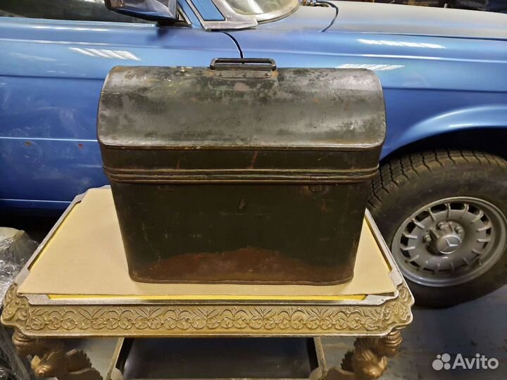 Старинный металлический сундучок