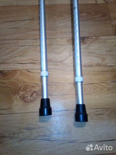 Костыли подлокотные черного цвета, новые