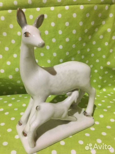 Лань с детенышем или олениха с олененком