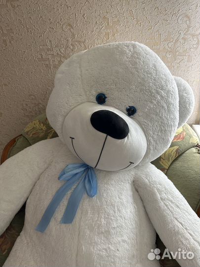 Плюшевый белый медведь