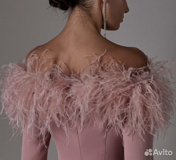 Платье с перьями