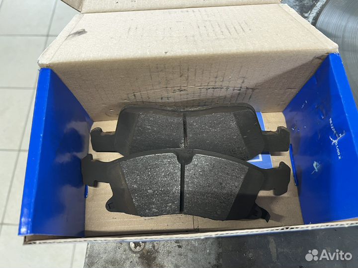 Колодки тормозные передние jeep grand cherokee wk2