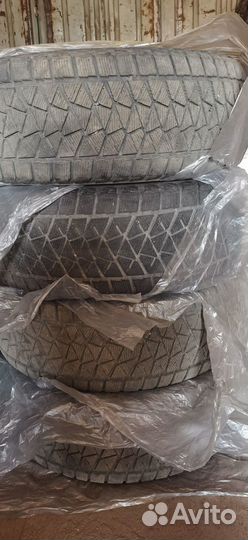 Bridgestone Blizzak DM-V2 285/65 R17