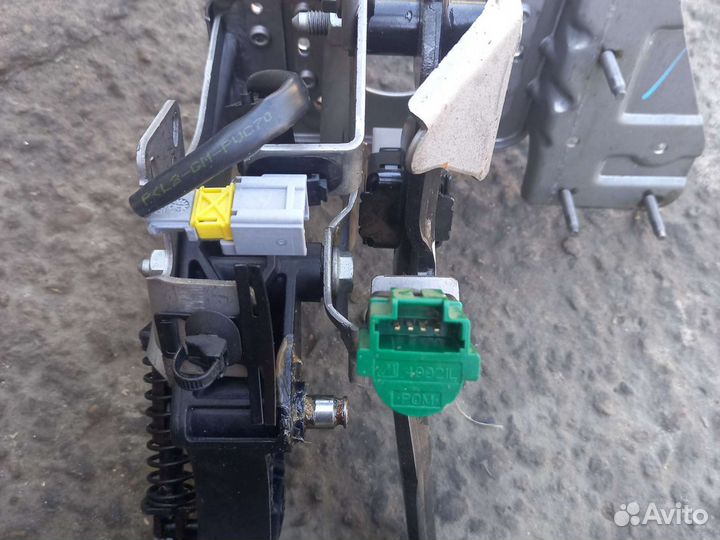 Peugeot 308 педальный узел