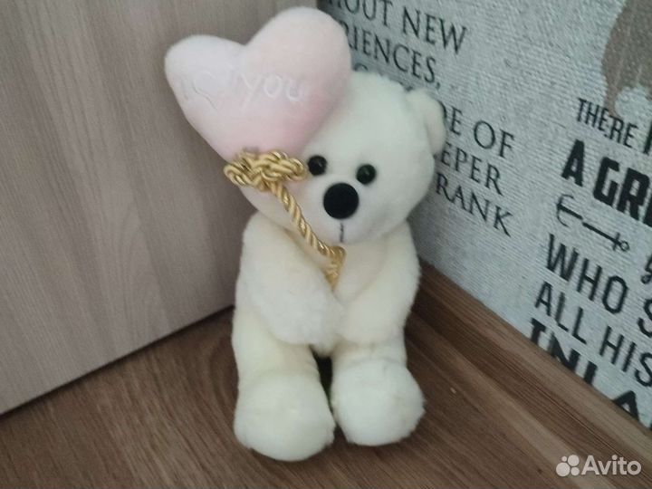 Плюшевый медведь с шариком