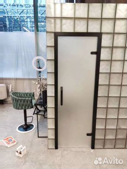 Распашные стеклянные двери