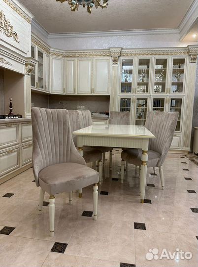 Стол и стулья в гостиную. В наличии