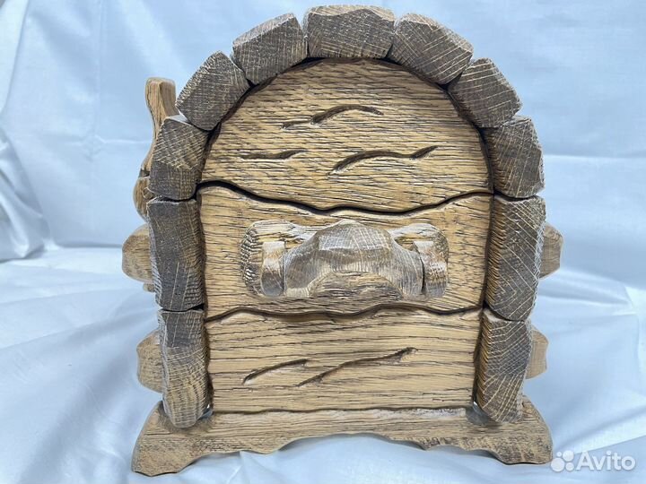 Сундук из резного дерева