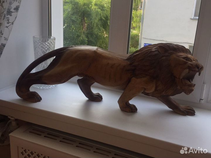 Скульптура «Лев»из красной породы дерева