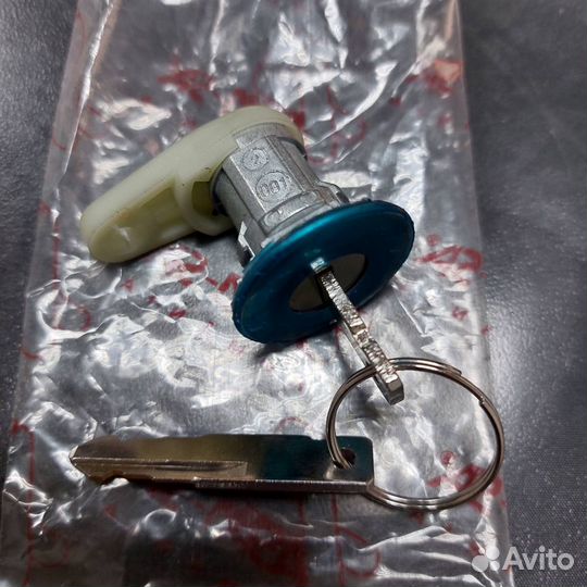 Рено Логан личинка замка багажника с ключами