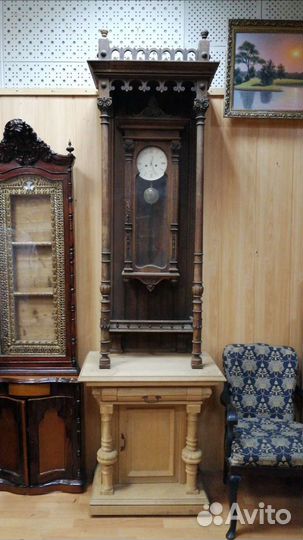 Старинный большой постамент часы