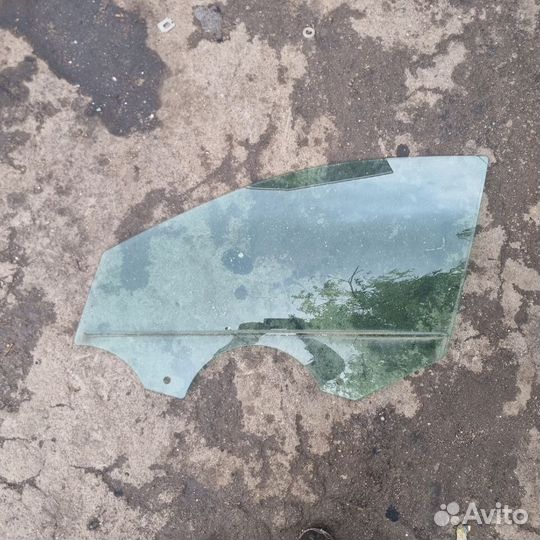 Стекло двери Skoda Rapid