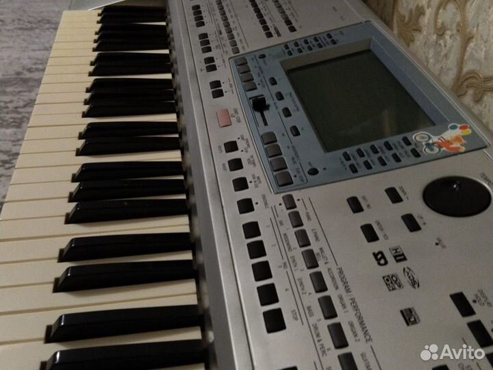 Синтезатор в хорошем состоянии, без дефектов