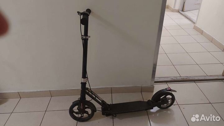 Самокат с ручным тормозом