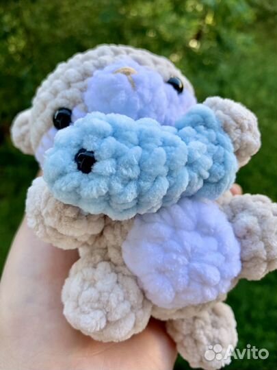 Малышка выдра с рыбкой