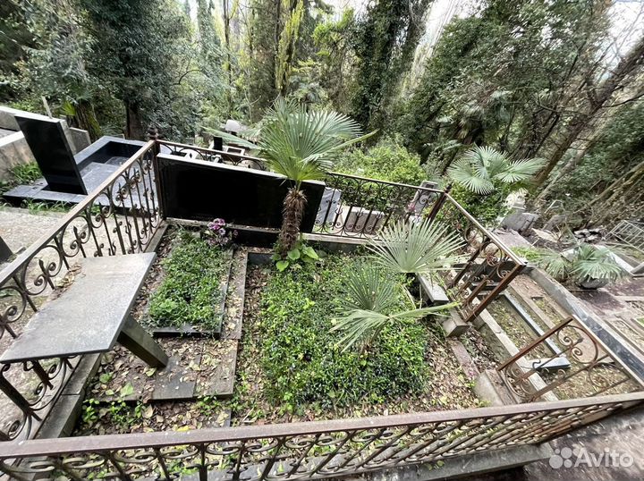 Уборка могил на кладбище