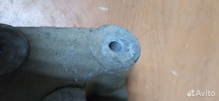 90575142 кронштейн МКПП Опель Астра Н